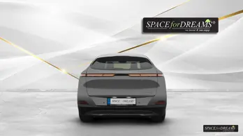 Šedá skládací matrace SPACEBED® je rozložená v kufru vozu Xpeng G6 na nivelačním systému S4D.