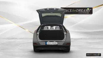 Zde vidíte šedou sklopnou matraci SPACEBED® ve voze Xpeng G6 na nivelačním systému S4D.  