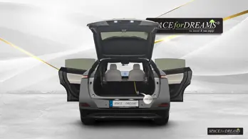   Šedá skládací automatrace SPACEBED® rozvíjí svou stabilitu ve voze Xpeng G6 na nivelačním systému S4D.