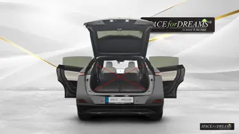   Pohled ukazuje šedou matraci do auta SPACEBED® ve voze Xpeng G6 s nivelačním systémem S4D.