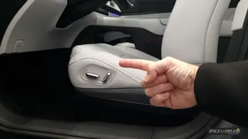 Šedá matrace pro auto - SPACEBED® je ve voze Xpeng G6 umístěna na nivelačním systému S4D.