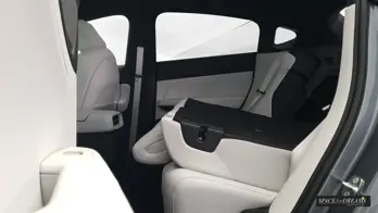   Tento snímek ukazuje šedou matraci do auta - SPACEBED® ve voze Xpeng G6 s nivelačním systémem S4D.