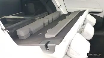   Šedá matrace SPACEBED® bezpečně a rovně spočívá na nivelačním systému S4D ve voze Xpeng G6.