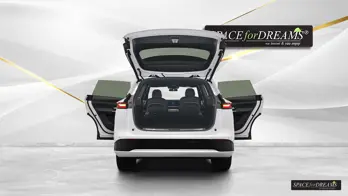   Sklopná matrace SPACEBED® v barvě Magic Rosé je extrémně pohodlně rozložena v Xpeng G9.