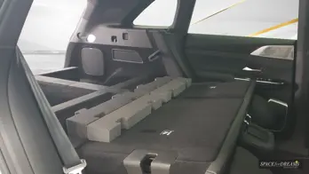  Útulná matrace pro spaní v autě v barvě Magic Rosé je perfektně rozložena v modelu Xpeng G9.