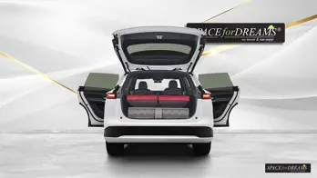   Tento snímek ukazuje matraci na míru v barvě Magic Rosé připravenou přímo v interiéru Xpeng G9.