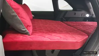    Pěnová matrace SPACEBED® v barvě Magic Rosé ideálně zapadne na nivelační systém S4D v Xpeng G9.