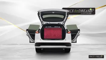   Silná matrace do SUV v barvě Magic Rosé optimálně vyplňuje zadní prostor modelu Xpeng G9.