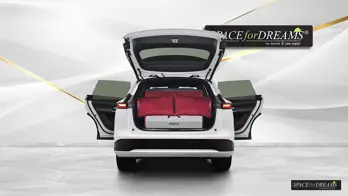   Sklopná matrace SPACEBED® v barvě Magic Rosé spočívá naprosto bezpečně v kufru Xpeng G9.