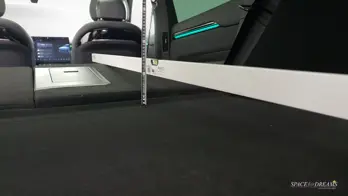   Detailní pohled ukazuje cestovní matraci SPACEBED® v barvě Magic Rosé připravenou ve voze Zeekr 7X.