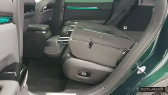    Tvarově stálá postel do auta v barvě Magic Rosé je plně rozložená na nivelačním systému S4D.