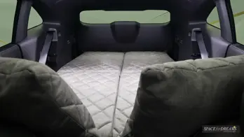 Kompaktní matrace SPACEBED® v barvě Magic Rosé spočívá elegantně ve voze Zeekr 7X.