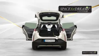   Matrace do kufru SPACEBED® v béžové barvě bezpečně spočívá složená v zavazadlovém prostoru.