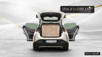   V kufru vozu Zeekr X leží luxusní kempingová matrace do auta v elegantní béžové barvě.