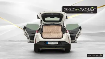   Pěnová matrace SPACEBED® v béžové barvě ideálně a pohodlně zapadne do vozu Zeekr X.